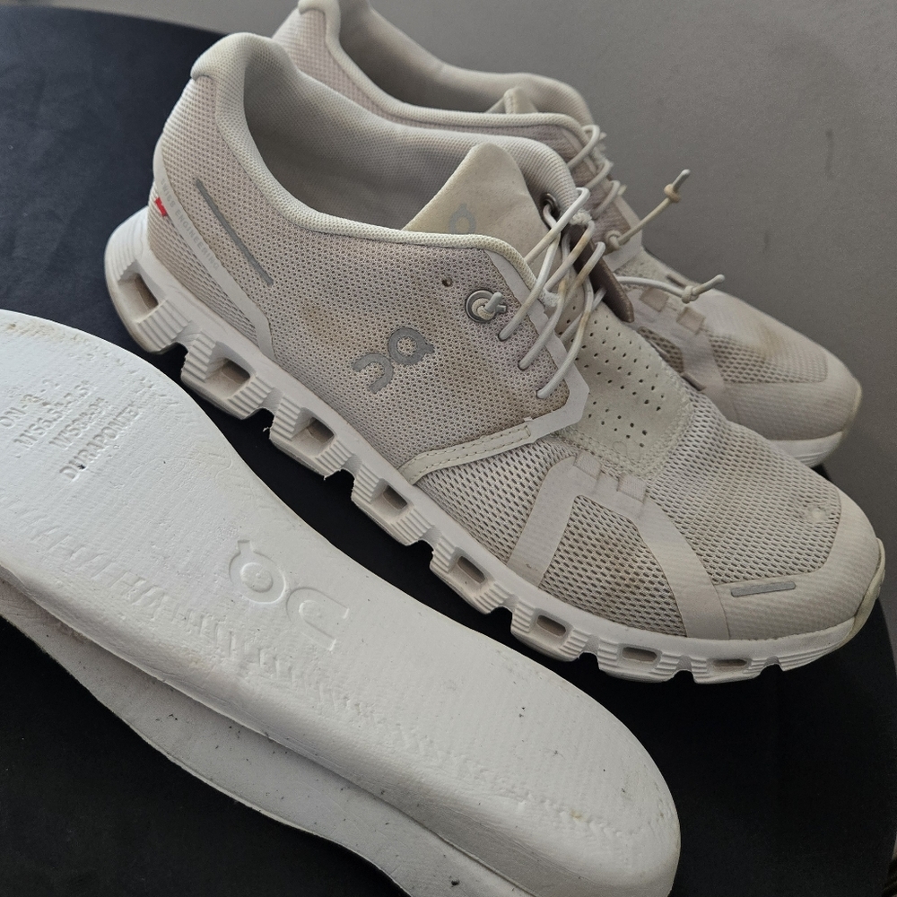 On  Cloud Running sneakers in women’s size 8.5 (EU 40) - Picture 4 of 7